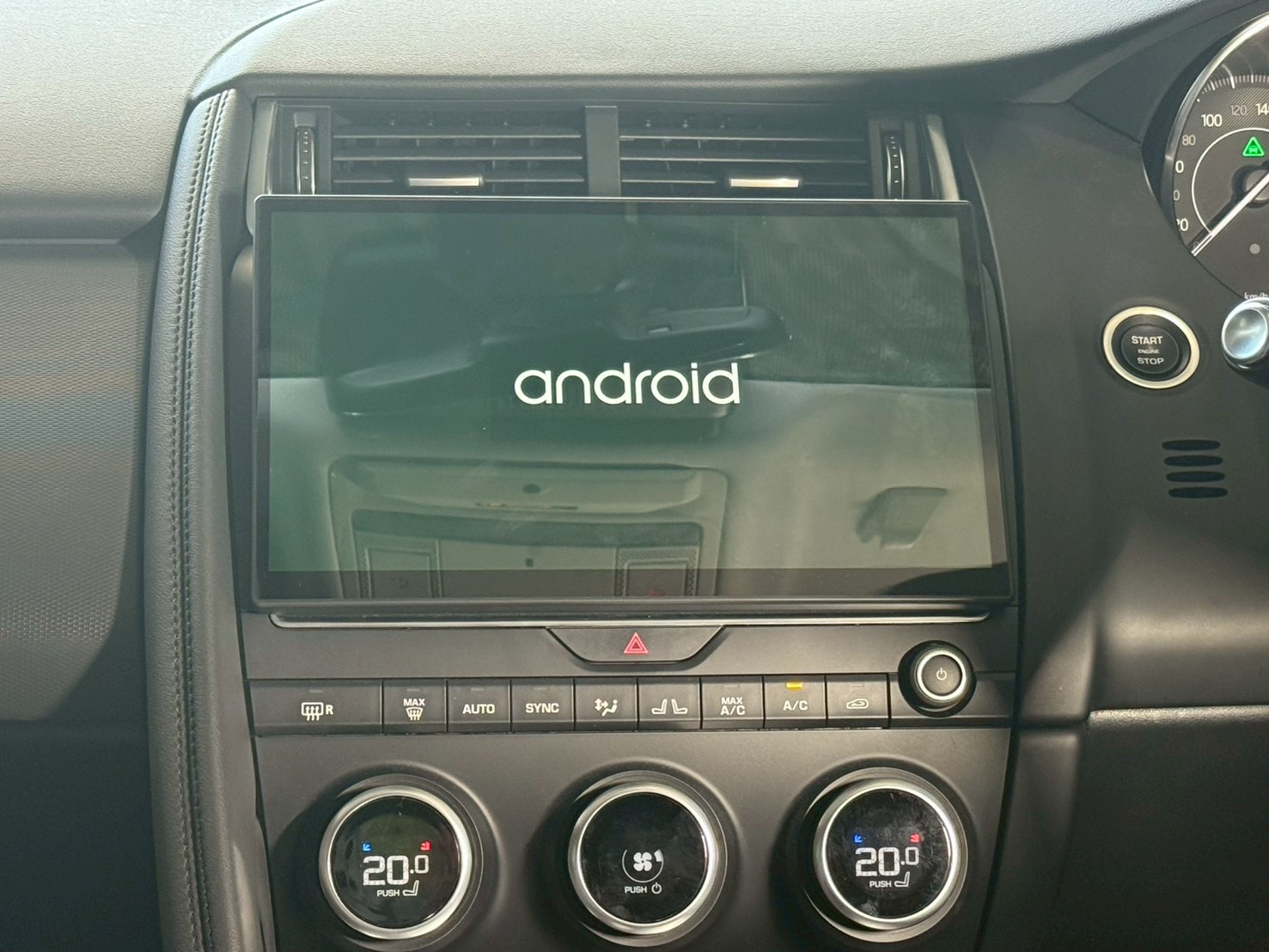 ジャガーE-PACEにAndroidナビ取付