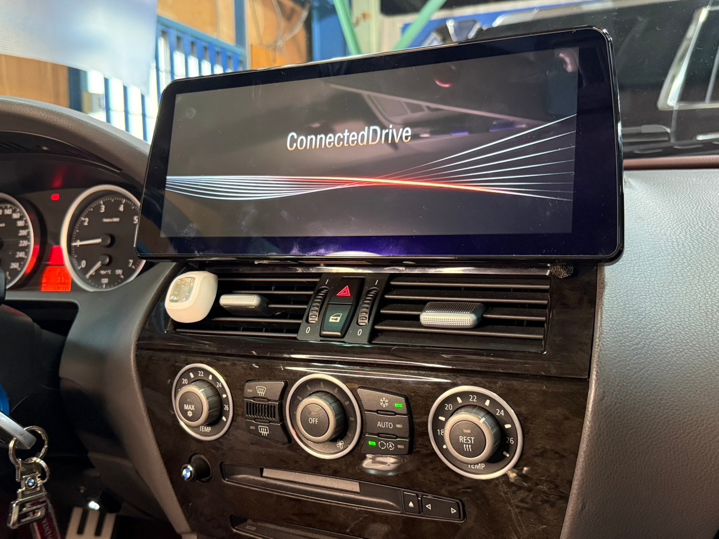 BMW M6にアンドロイドナビを取付施工！高機能化を実現